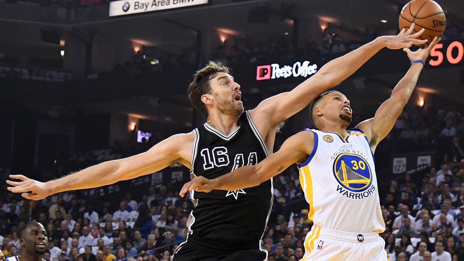 Pau Gasol tapona una entrada de Curry.