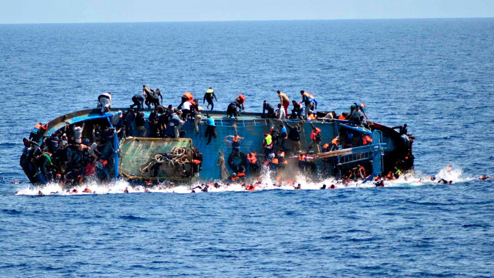 Una barcaza con cientos de migrantes naufraga cuando viajaba entre Libia e Italia en mayo de este año