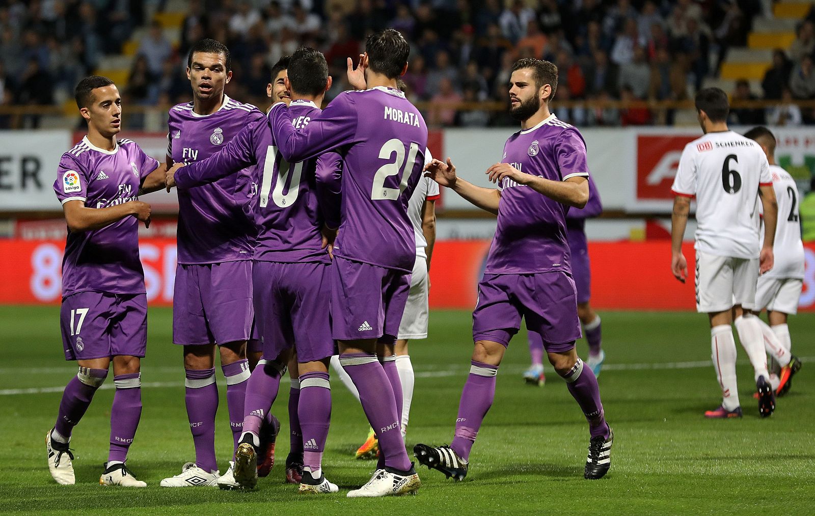 Los jugadores del Real Madrid celebran uno de los goles anotados a la Cultural.