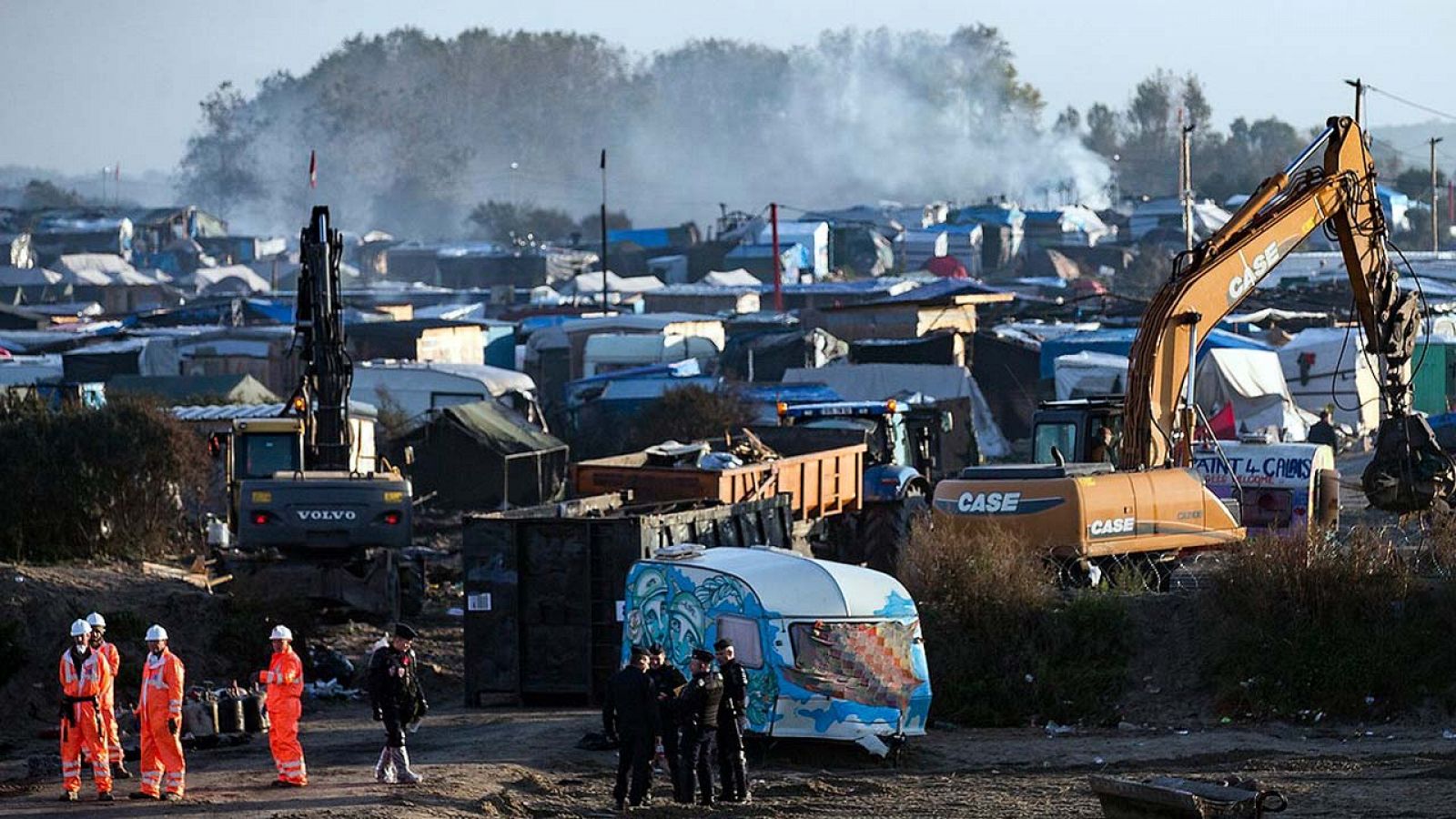 Obreros continúan con el proceso de desmantelamiento del campamento de inmigrantes conocido como la "Jungla" de Calais, en Francia