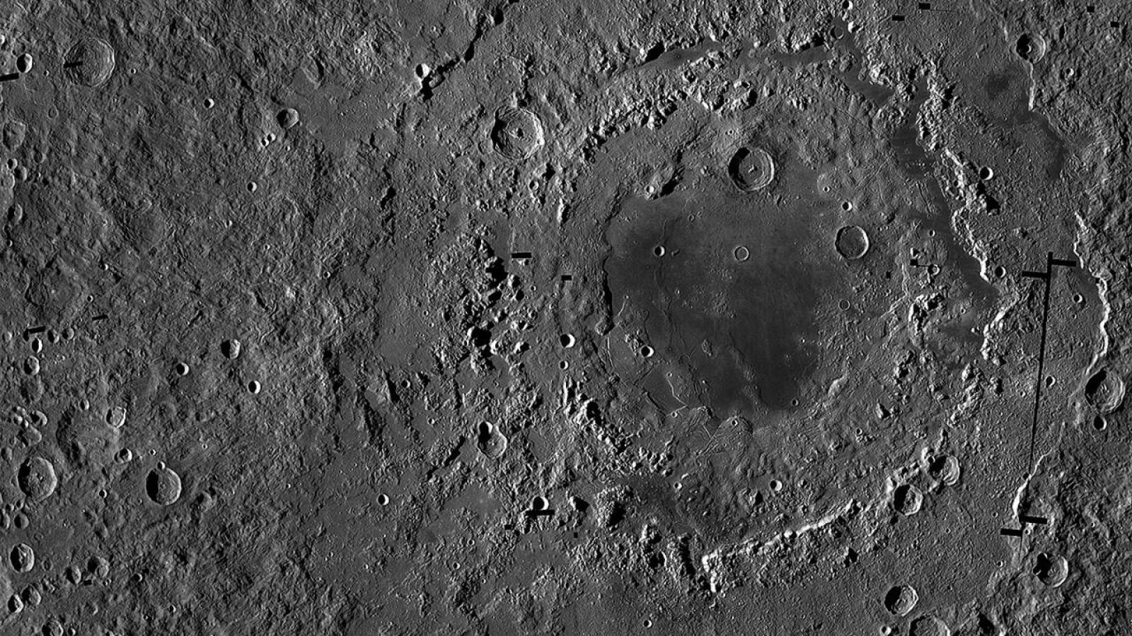 Oriental es el cráter más grande de la Luna y tiene tres anillos que le dan forma de diana