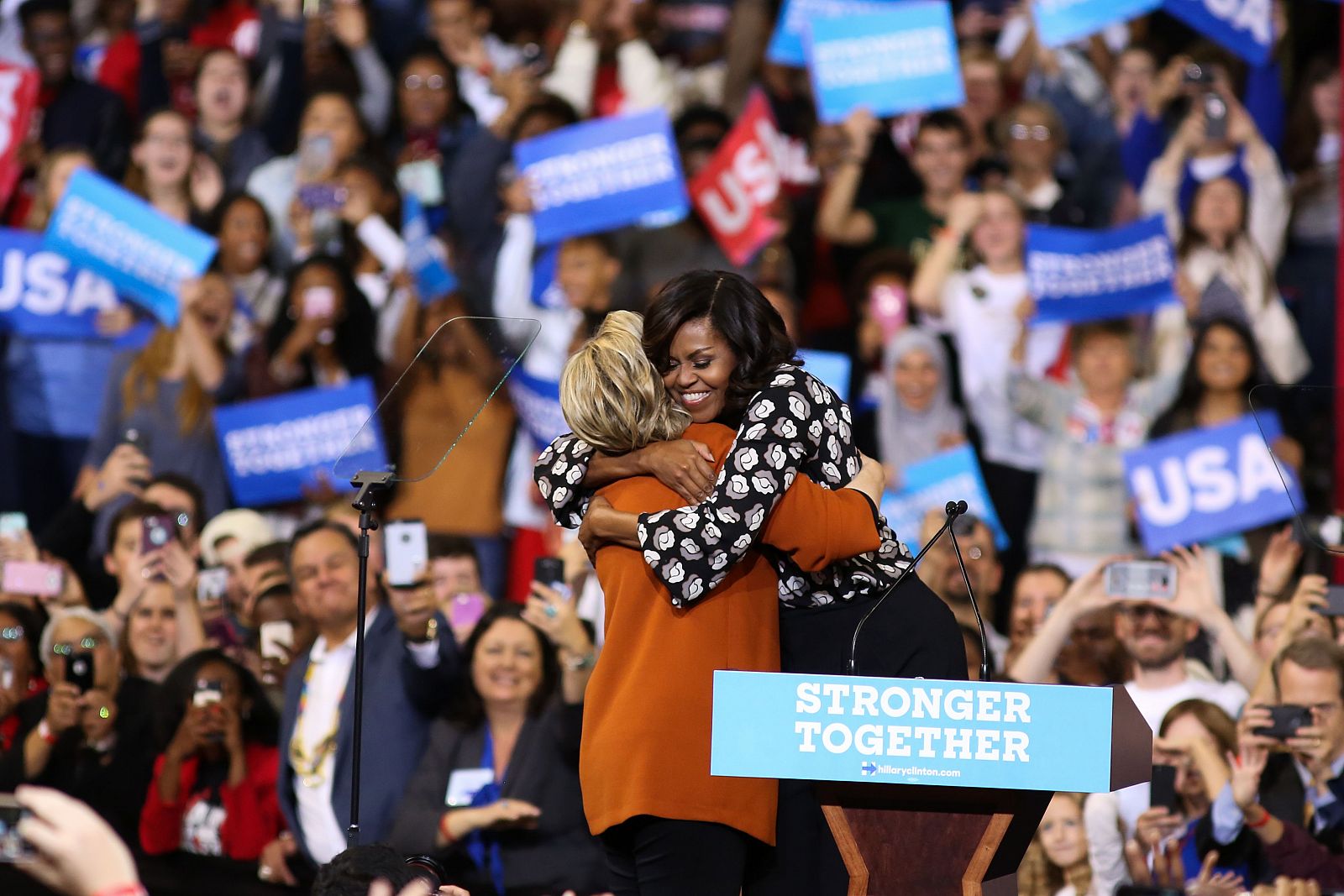 La candidata demócrata Hillary Clinton y la primera dama Michelle Obama se abrazan en su primer mítin juntas, en Carolina del Norte.