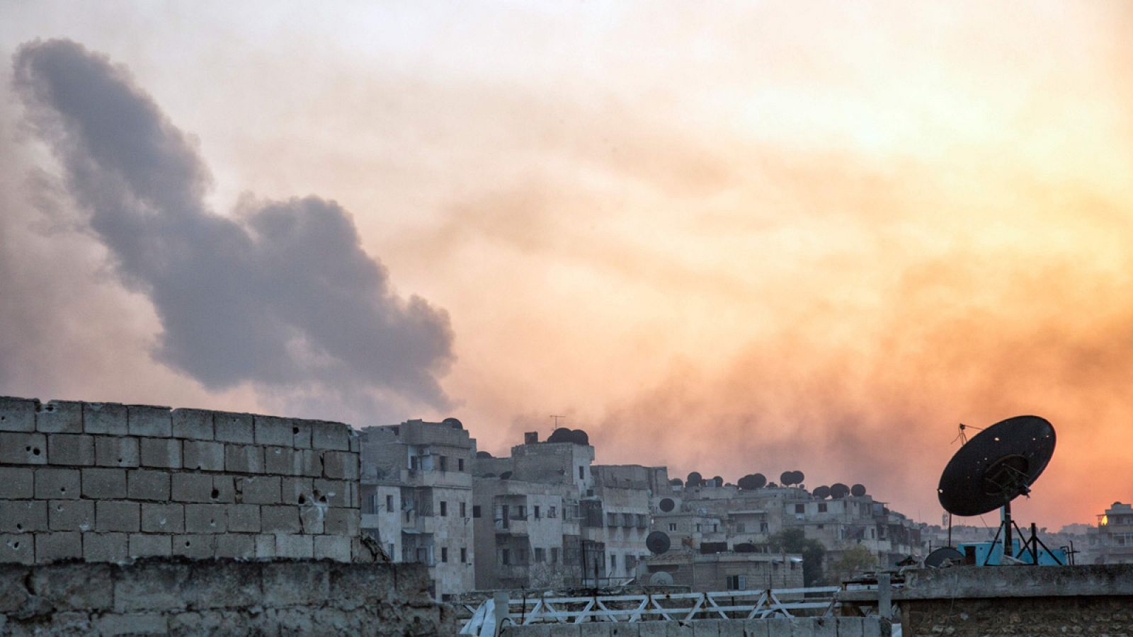 El humos se eleva en el distrito de Dahiyet-al Assad, al suroeste de Alepo.