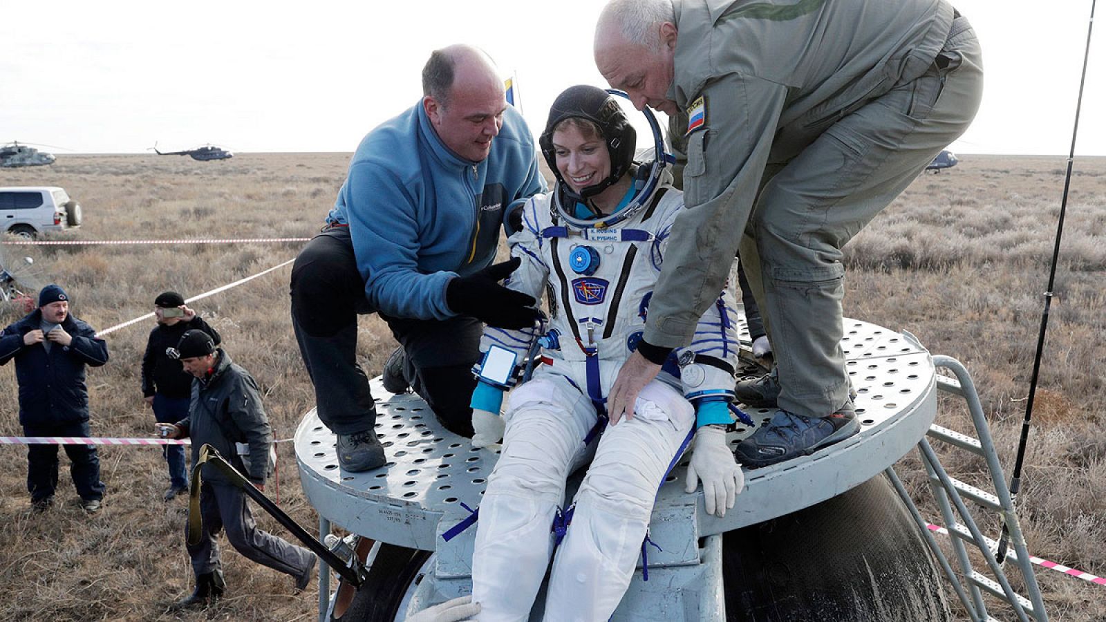 La astronauta Kathleen Rubins tras aterrizar a bordo de la Soyuz MS-01