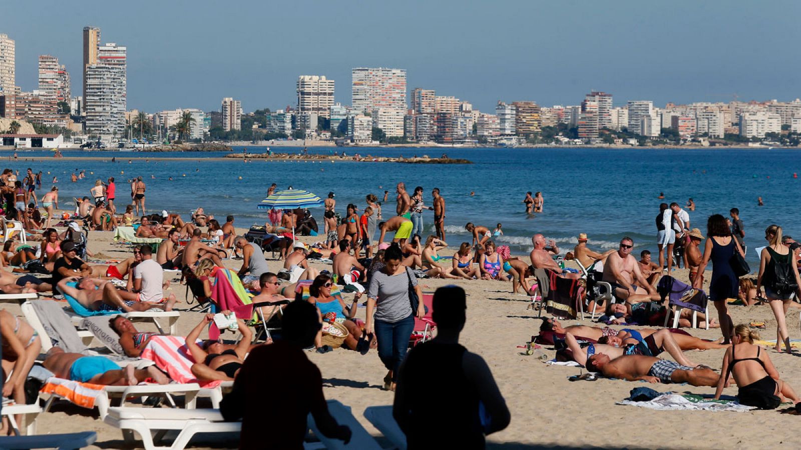 Turistas en la playa del Postiguet de Alicante