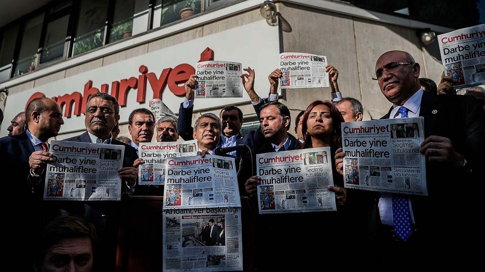 Diputados del partido opositor Partido Republicano del Pueblo (CHP) se manifiestan frente a la sede del diario Cumhuriyet en Estambul, el 31 de octubre de 2016. La Policía ha arrestado al director del diario y otros 12 periodistas