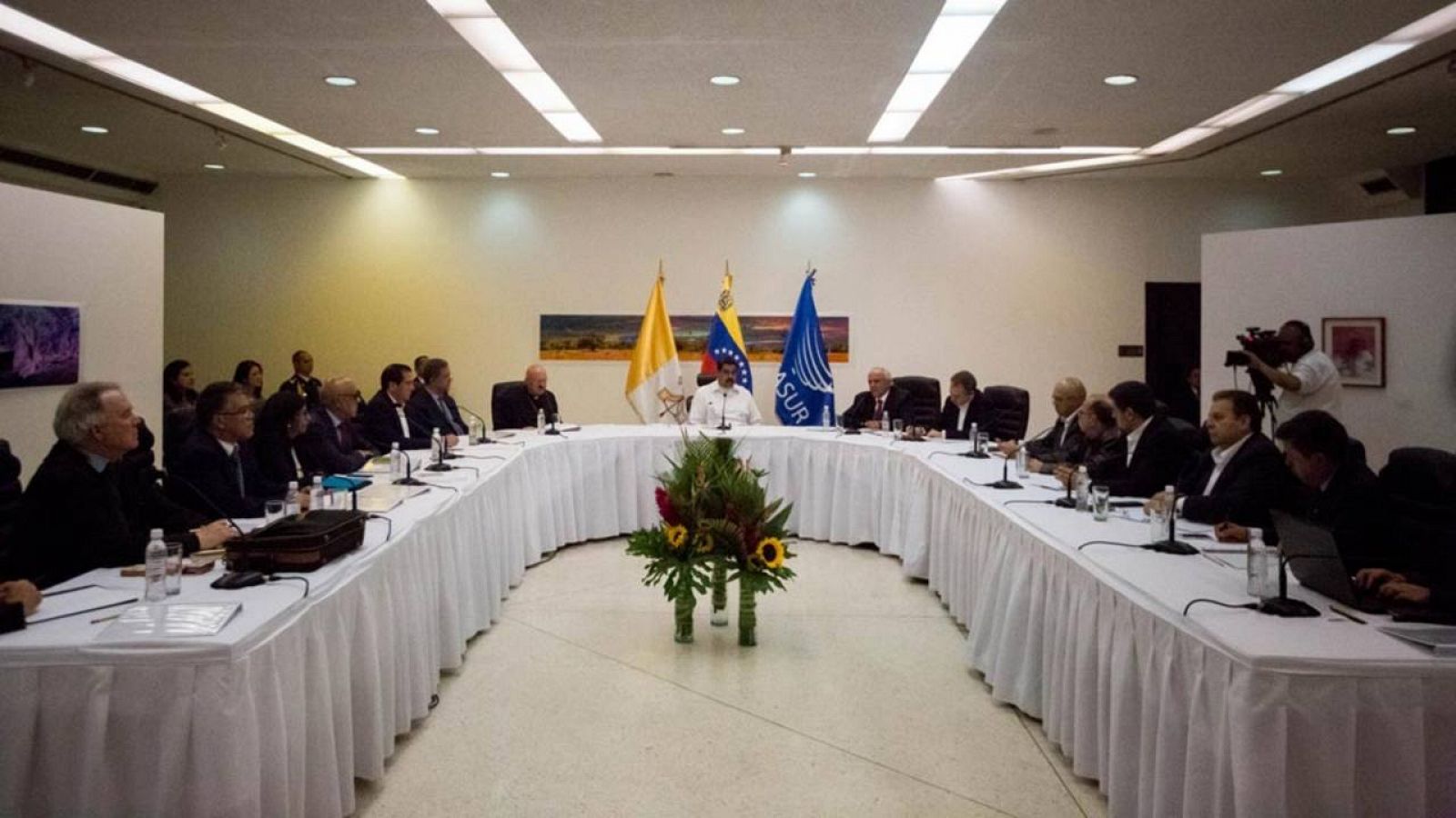 Imagen de los representantes del Gobierno y oposición venezolana durante el inicio del diálogo