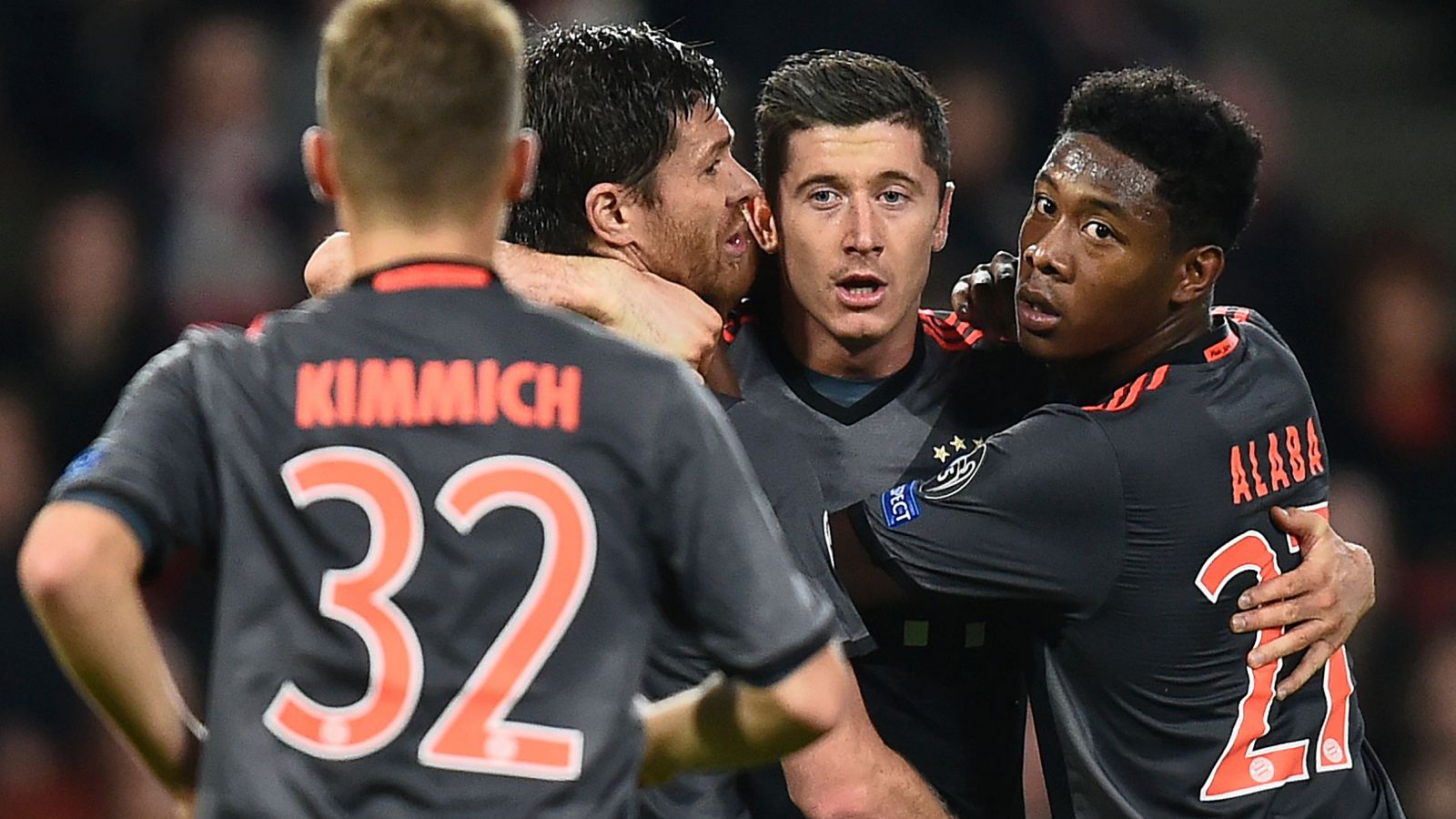 Los jugadores del Bayern celebran con Lewandowski uno de sus goles