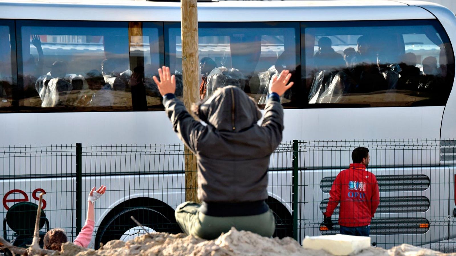 Despedida a uno de los autobuses que han salido de Calais para realojar a menores