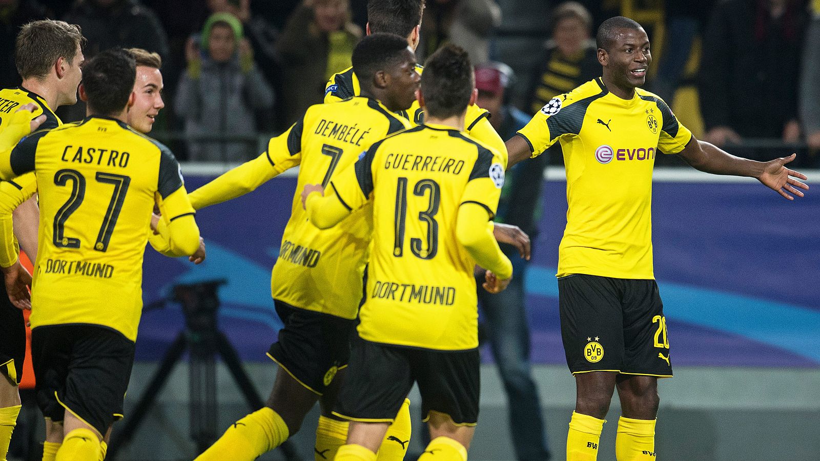 Los jugadores del Borussia Dortmund celebran el gol de Adrián Ramos