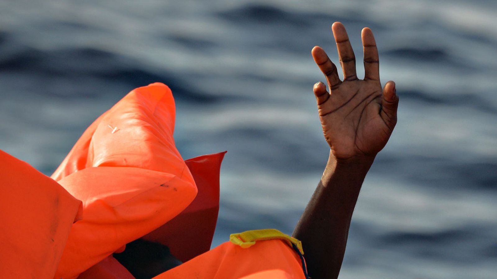 Imagen del rescate de un grupo de inmigrantes frente a la costa de Libia