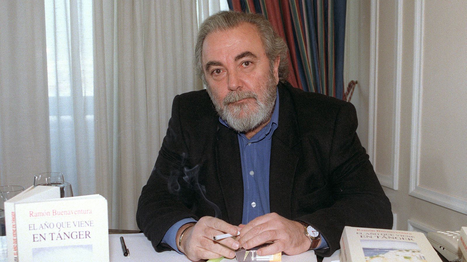 El poeta y novelista Ramón Buenaventura en una imagen de 1998 en la presentación de una de sus novelas.