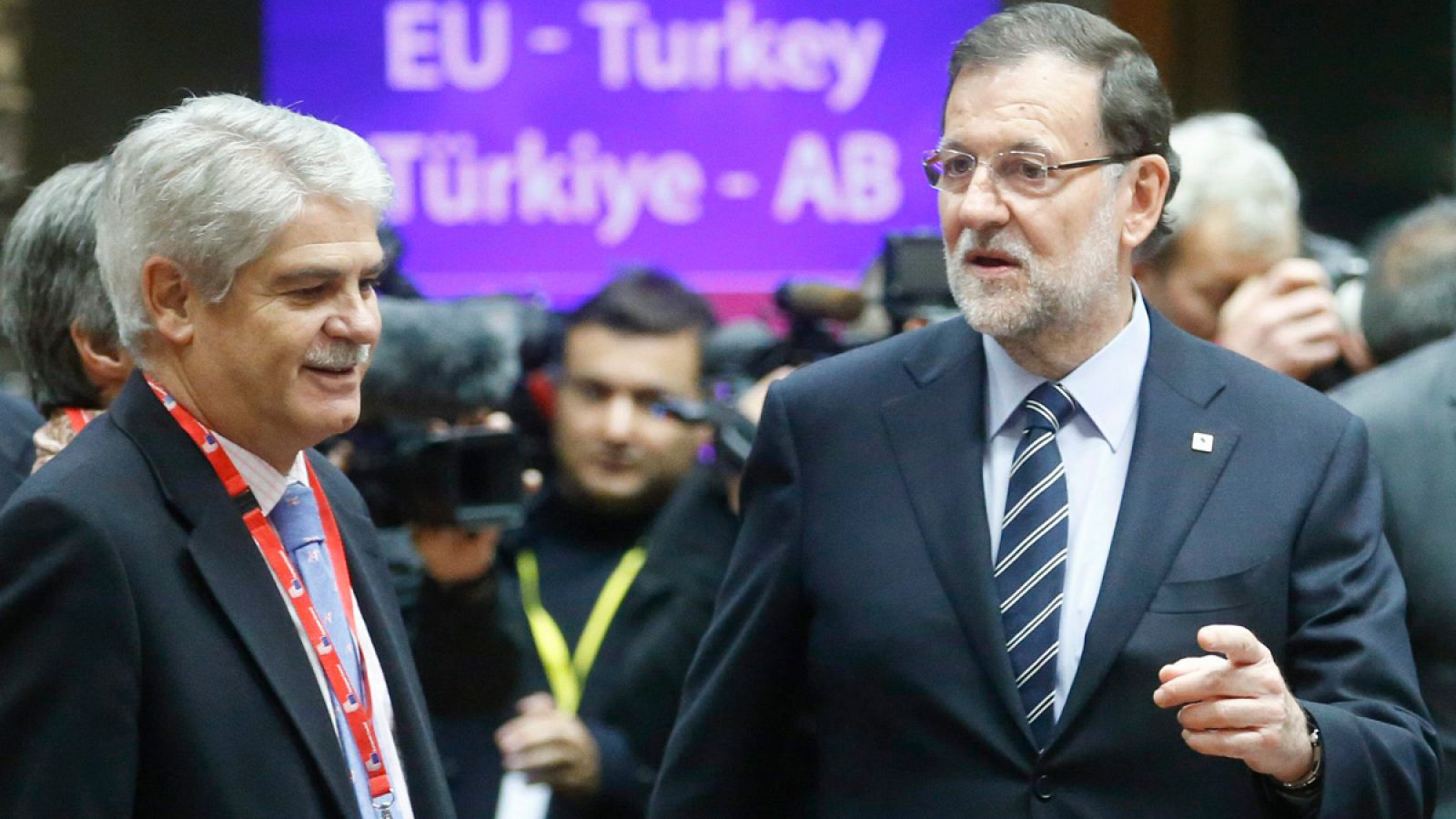 Alfonso Dastis, junto a Mariano Rajoy en Bruselas, en la cumbre UE-Turquía de noviembre de 2015.