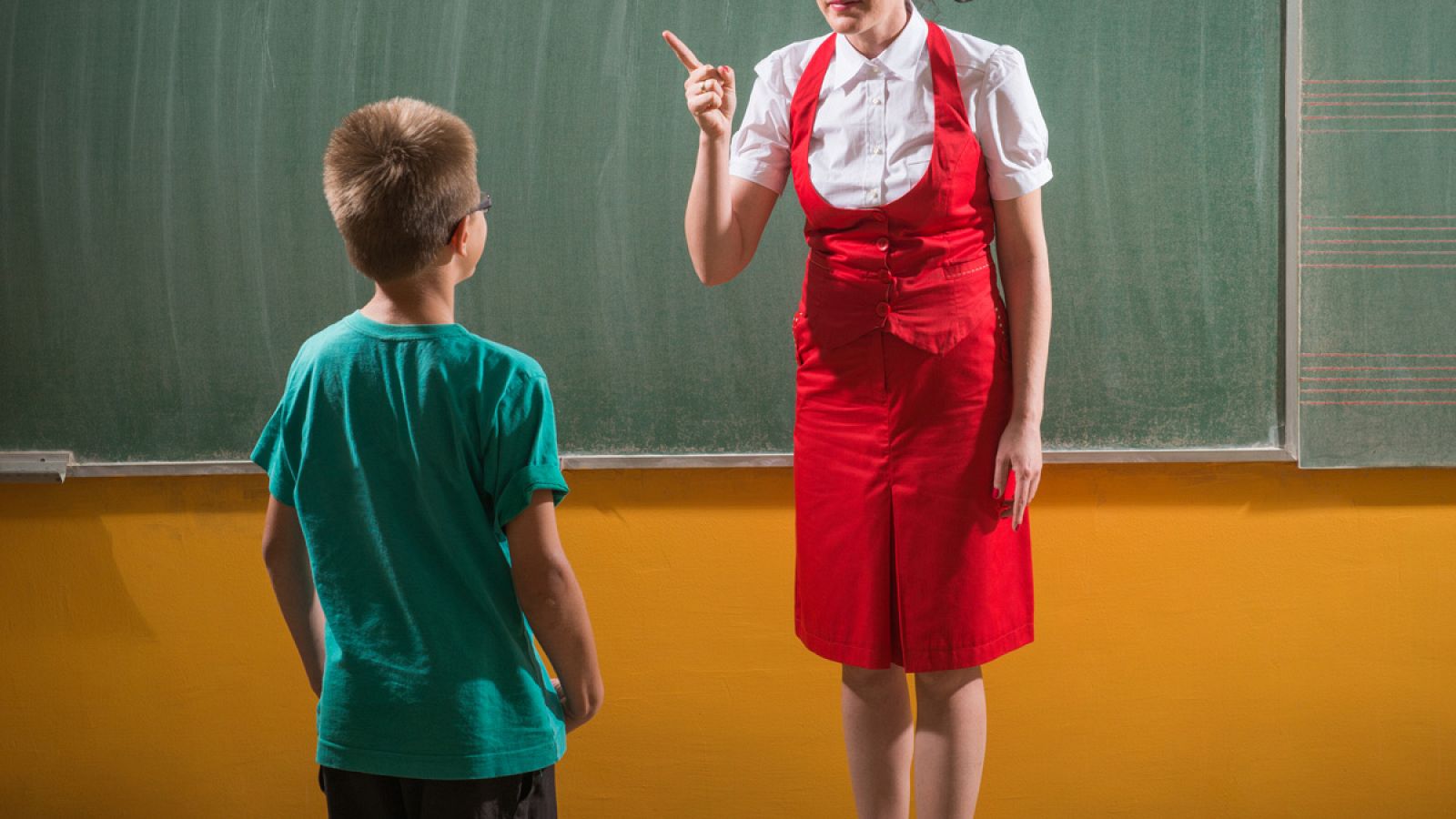 Una profesora castiga a un alumno en clase