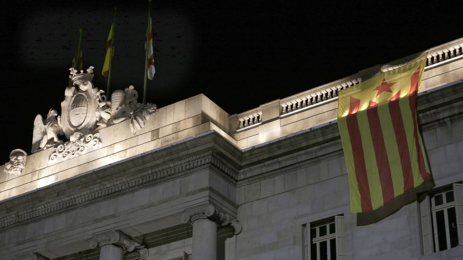 Una estelada ha sido colgada en la fachada de Ayuntamiento de Barcelona desde la azotea.