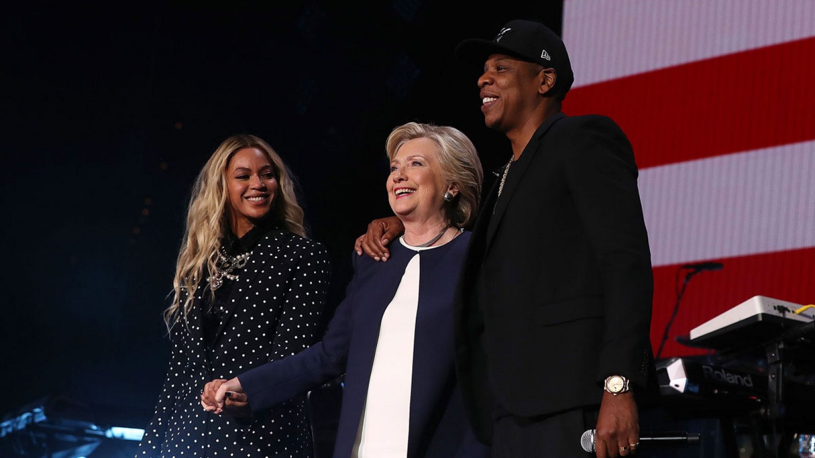 Clinton junto a Beyonce y su marido, el rapero Jay Z durante el concierto que han ofrecido en Ohio en apoyo de la candidata demócrata.