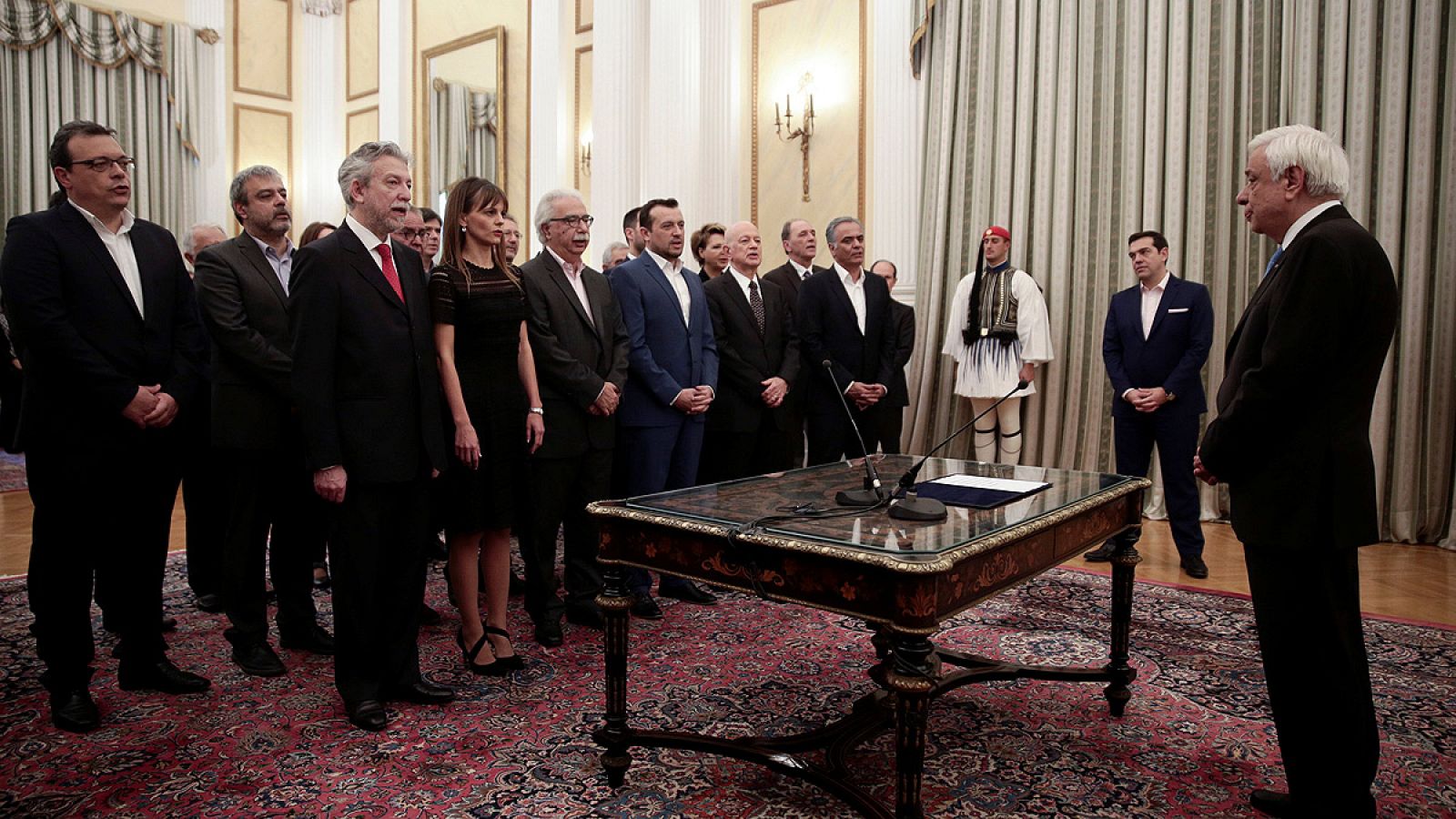 Los nuevos ministros griegos toman posesión de sus cargos entre las críticas de la oposición