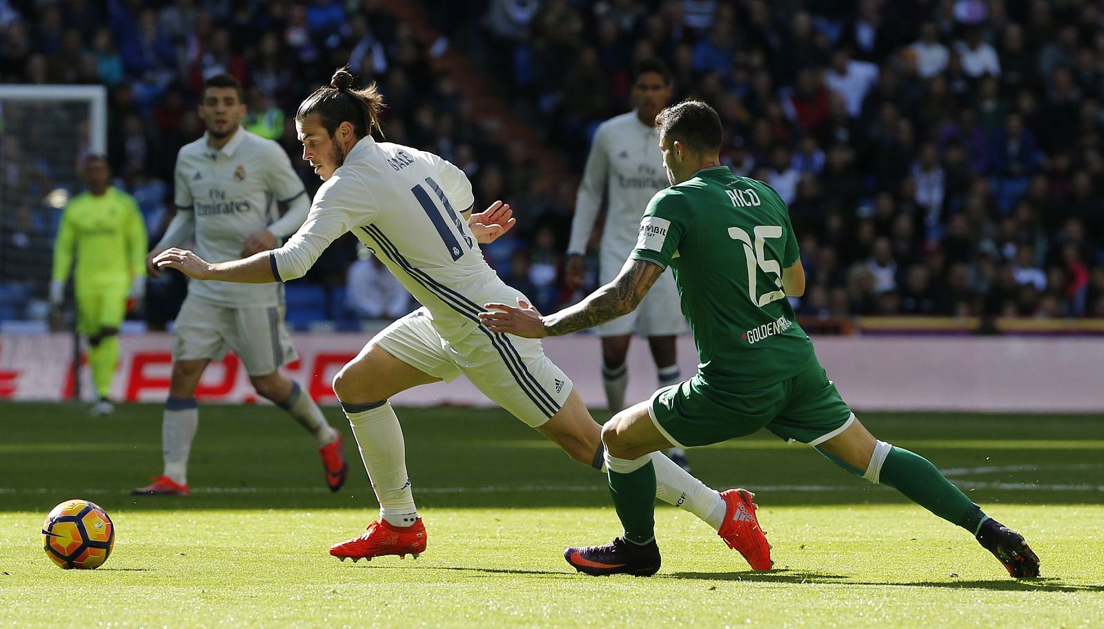 Bale (i) intenta irse del marcaje de Diego Rico