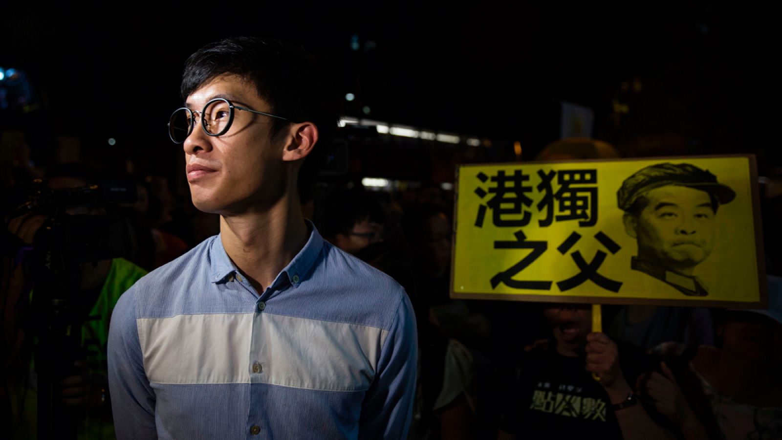Baggio Leung, uno de los diputados independentistas, durante las protestas de este domingo en Hong Kong.