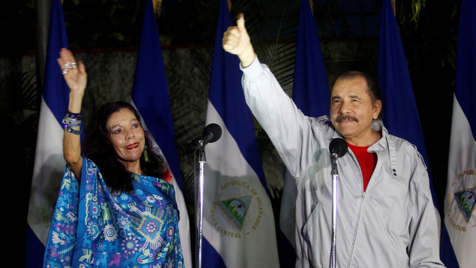 El presidente de Nicaragua, Daniel Ortega, junto a su mujer Rosario Murillo, candidata a la vicepresidencia.