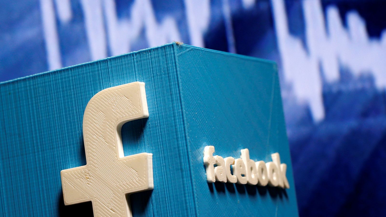 De los 7.000 millones de dólares de ingresos de Facebook en el último trimestre, unos 6.800 millones correspondieron a venta de anuncios.