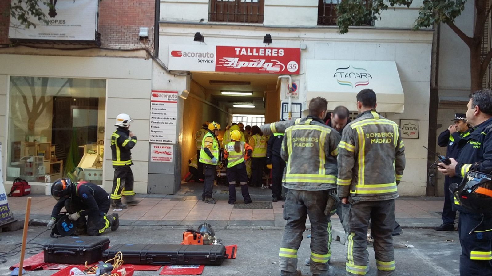 Muere un trabajador que quedMuere un trabajador que quedó atrapado tras el derrumbe de un edificio en Madrid