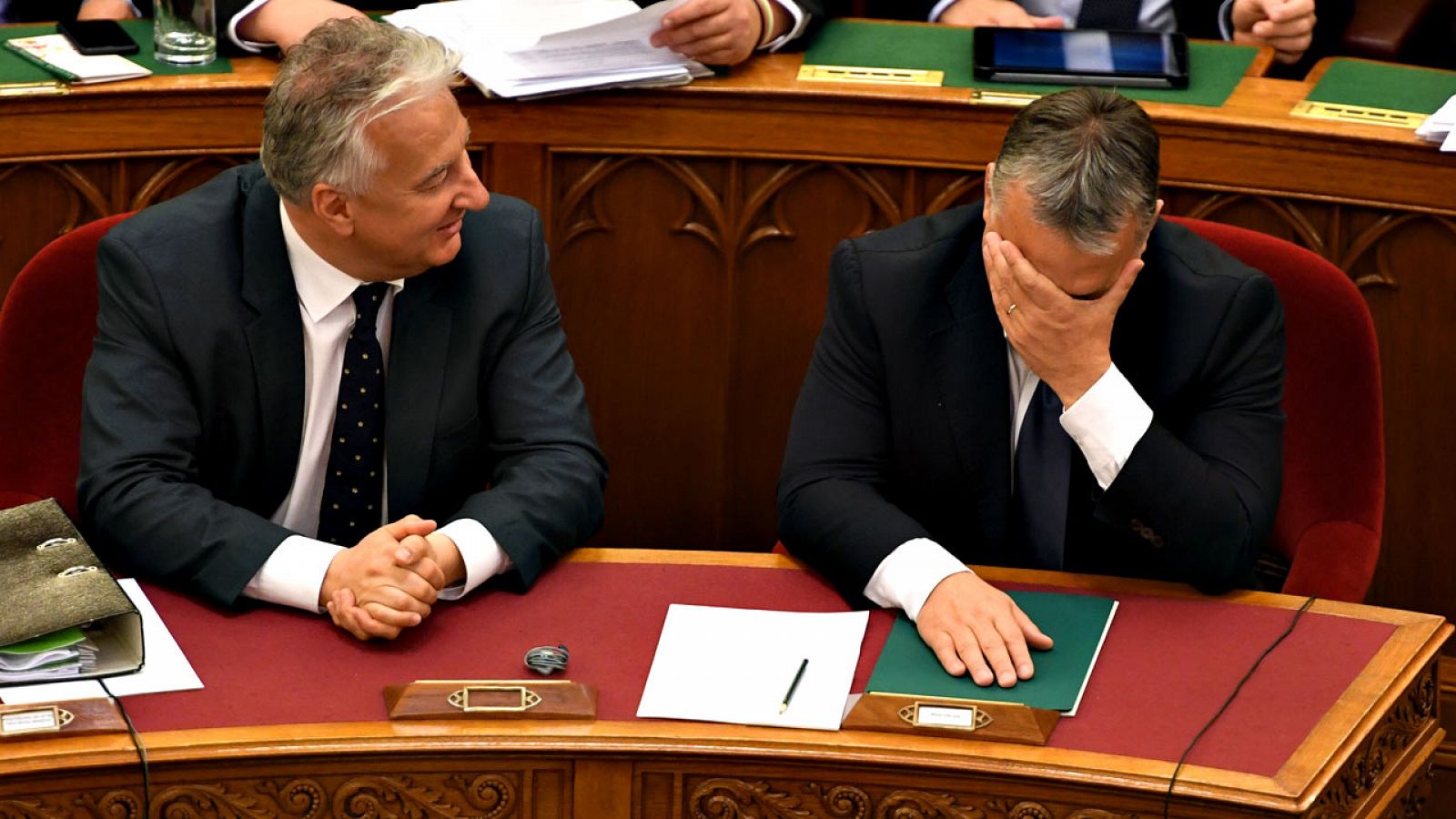A la derecha, el primer ministro húngaro, Viktor Orbán, se lamenta durante la sesión parlamentaria que ha rechazado su enmienda constitucional sobre refugiados
