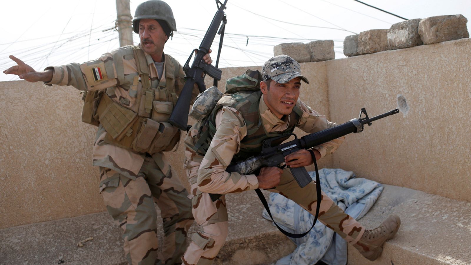 Soldados iraquíes luchando contra el Estado Islámico en Mosul