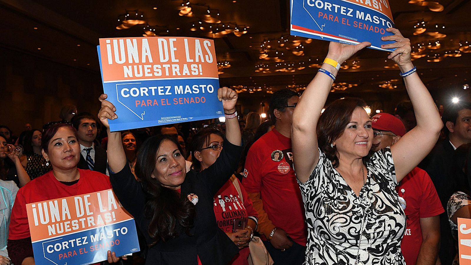 Un grupo de mujeres celebra la victoria de la primera senadora latina en EE.UU.