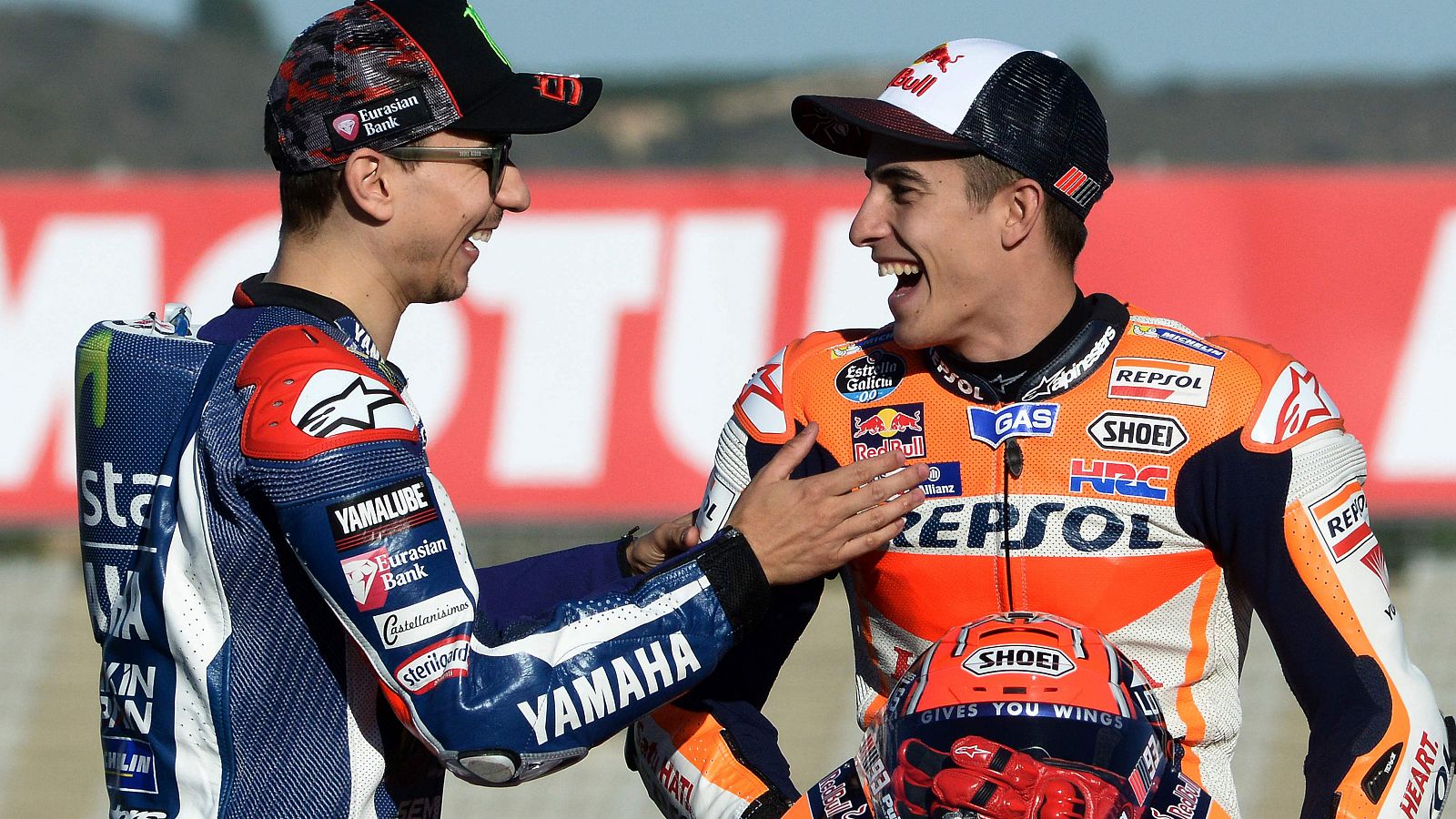 Jorge Lorenzo saluda a Marc Márquez en Cheste