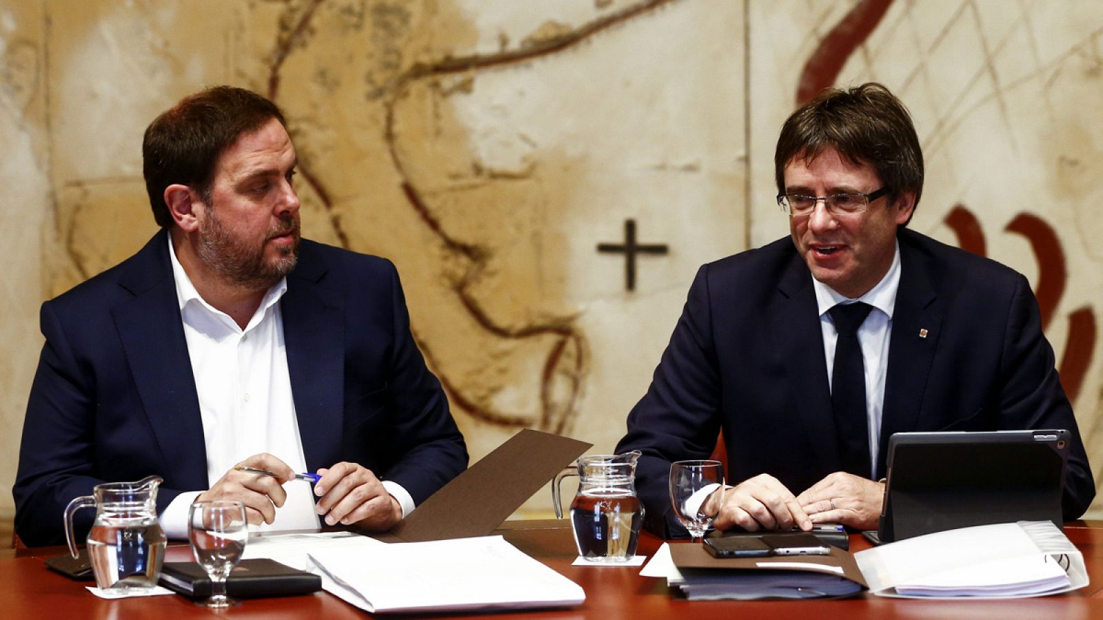 Carles Puigdemont y Oriol Junqueras, durante la reunión semanal del gobierno catalán.