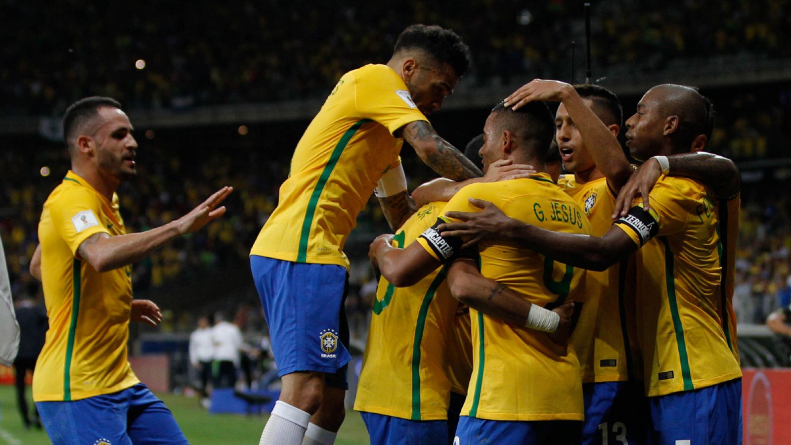 Los jugadores de la selección brasileña de fútbol celebran la anotación de un gol contra Argentina.