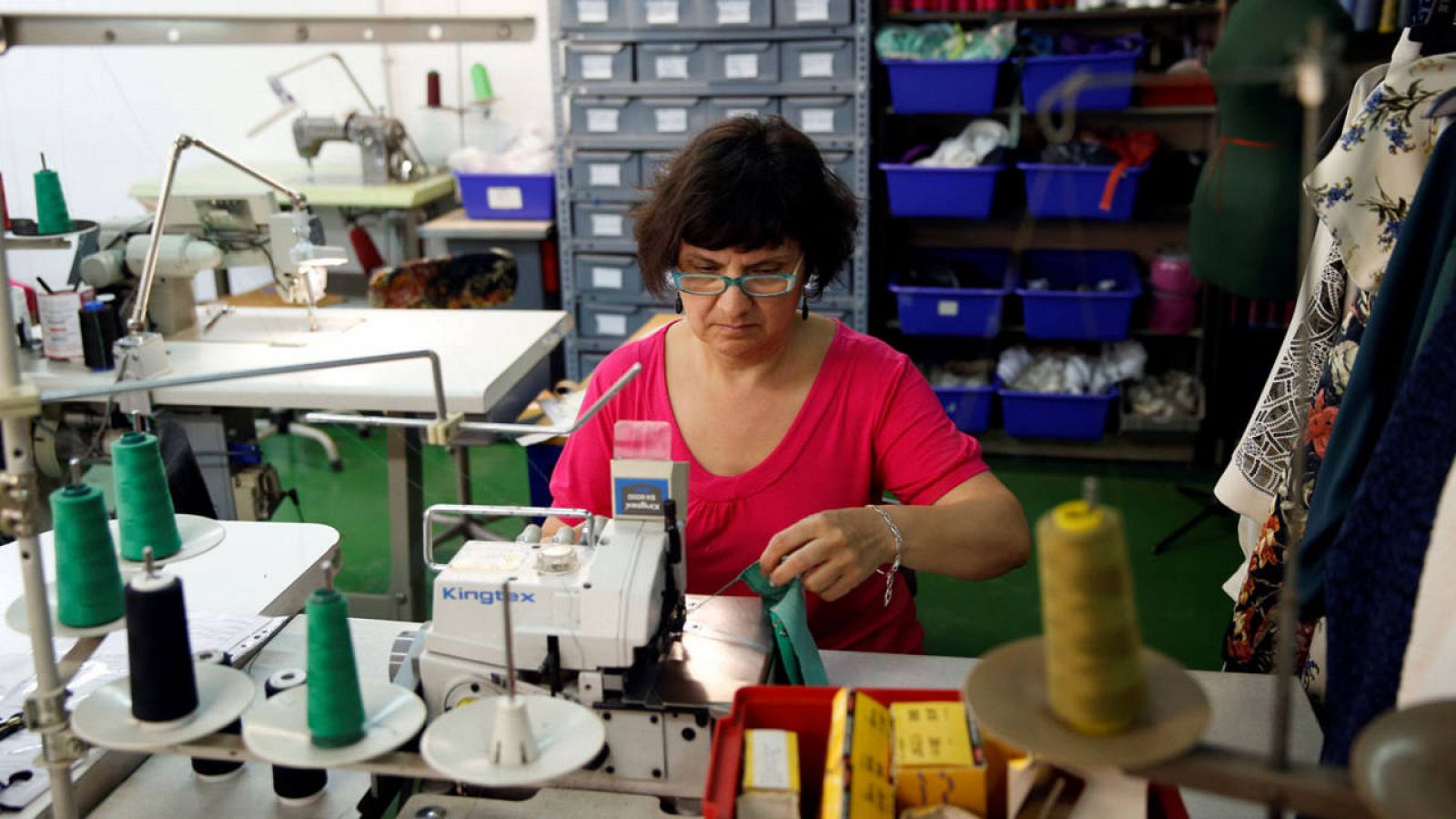 Una costurera en una fábrica textil de Madrid