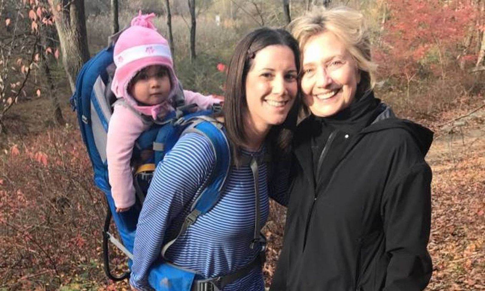 Hillary Clinton posa junto a Margot Gerster, que se encontró a la excandidata paseando por los bosques de Chappaqua, en Nueva York.