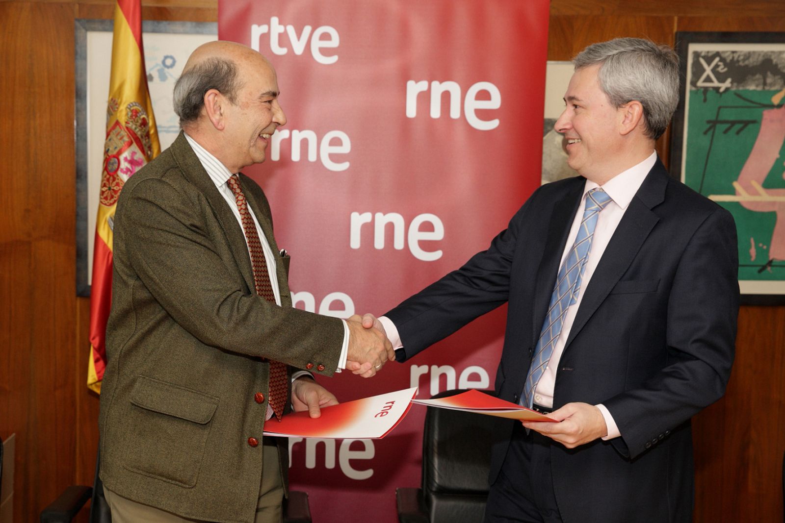 Alfonso Nasarre y Enrique Morón, tras la firma del convenio de colaboración