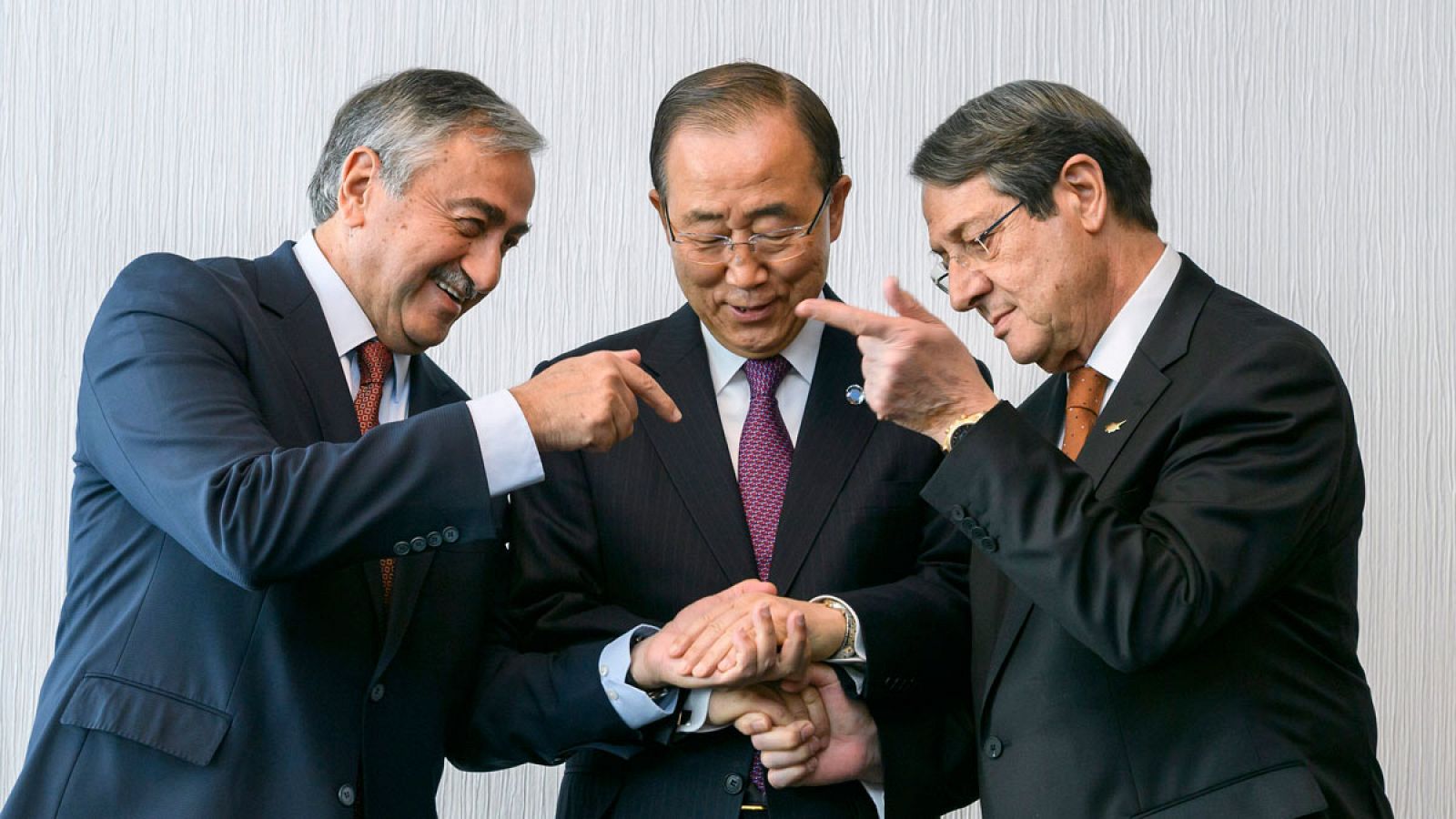 El secretario general de las Naciones Unidas, Ban Ki-Moon (c), posa junto al líder turco-chipriota, Mustafa Akinci (i), y el líder greco-chipriota, Nicos Anastasoades (d), al comienzo de las negociaciones de paz de Chipre celebradas en Mont Pélerin (Suiza).