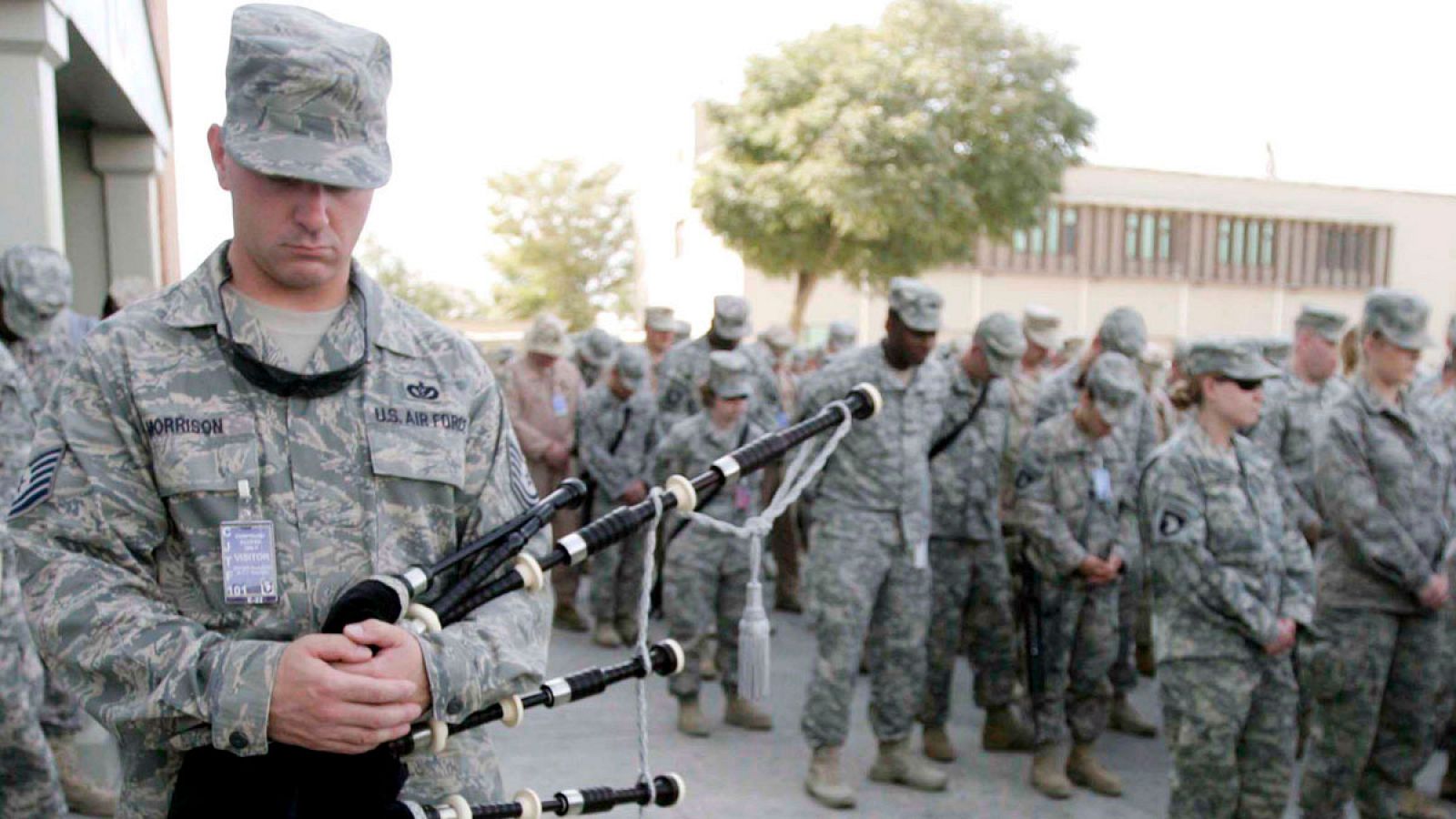 Imagen de archivo en la que se ve a un grupo de soldados estadounidense durante una ceremonia de conmemoración de los atentados del 11-S, en la base aérea de Bagram (Afganistán), el 11 de septiembre de 2008.