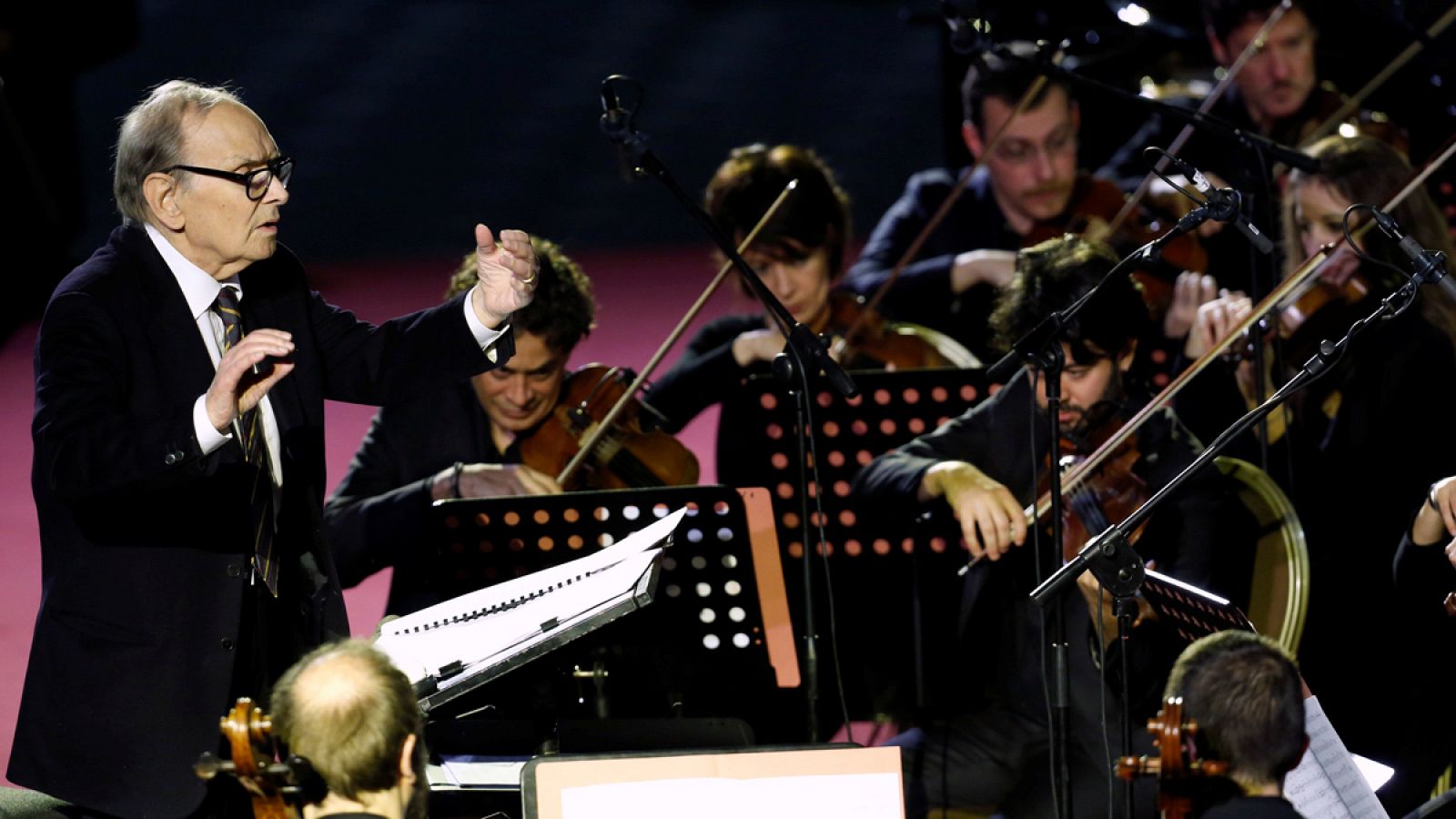 El compositor italiano Ennio Morricone dirige a la orquesta durante el concierto en el Salón Pablo VI del Vaticano.