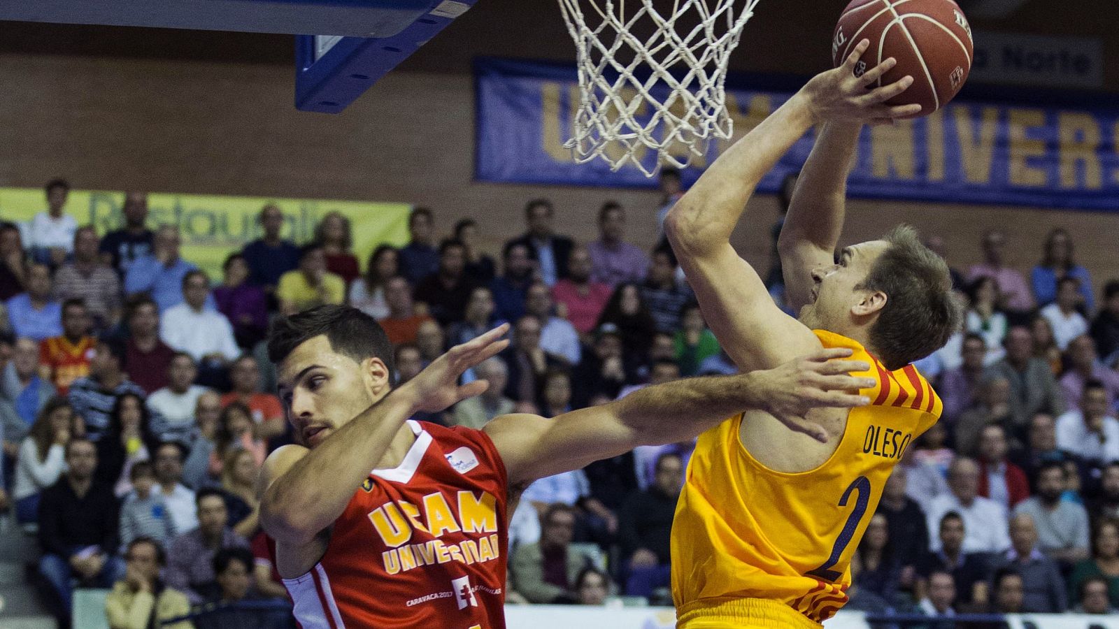 El escolta del F.C Barcelona Lassa Brad Oleson (d), lanza a canasta ante el Murcia