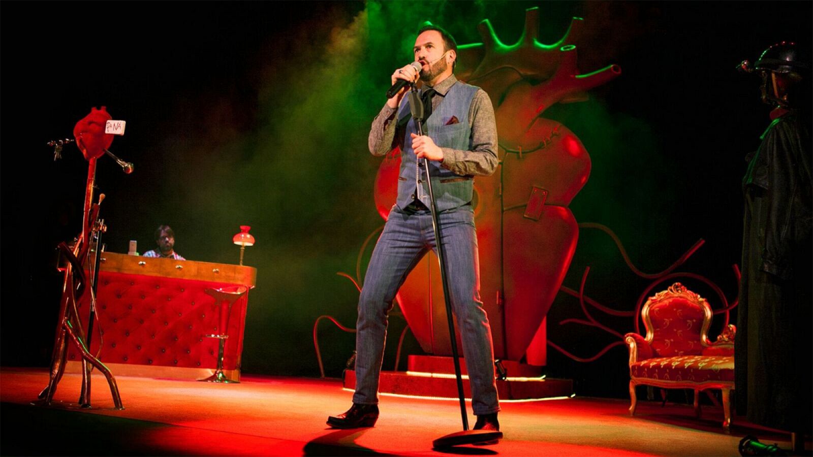 El actor Alex O'dogherty durante un momento del espectáculo 'El amor es pa n'a', en el Teatro de la Estación de Príncipe Pío.
