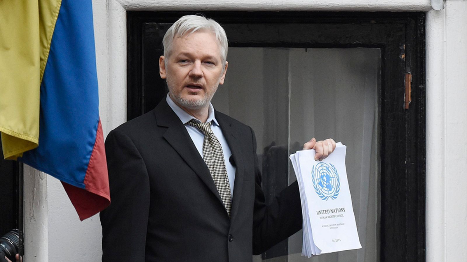 Imagen de archivo del fundador del portal WikiLeaks, Julian Assange, en el balcón de la embajada de Ecuador en Londres en febrero de 2016.