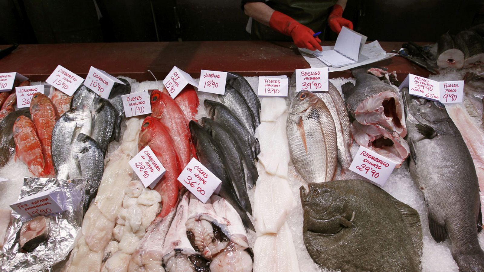 Imagen de archivo de una pescadería en un mercado de Pamplona