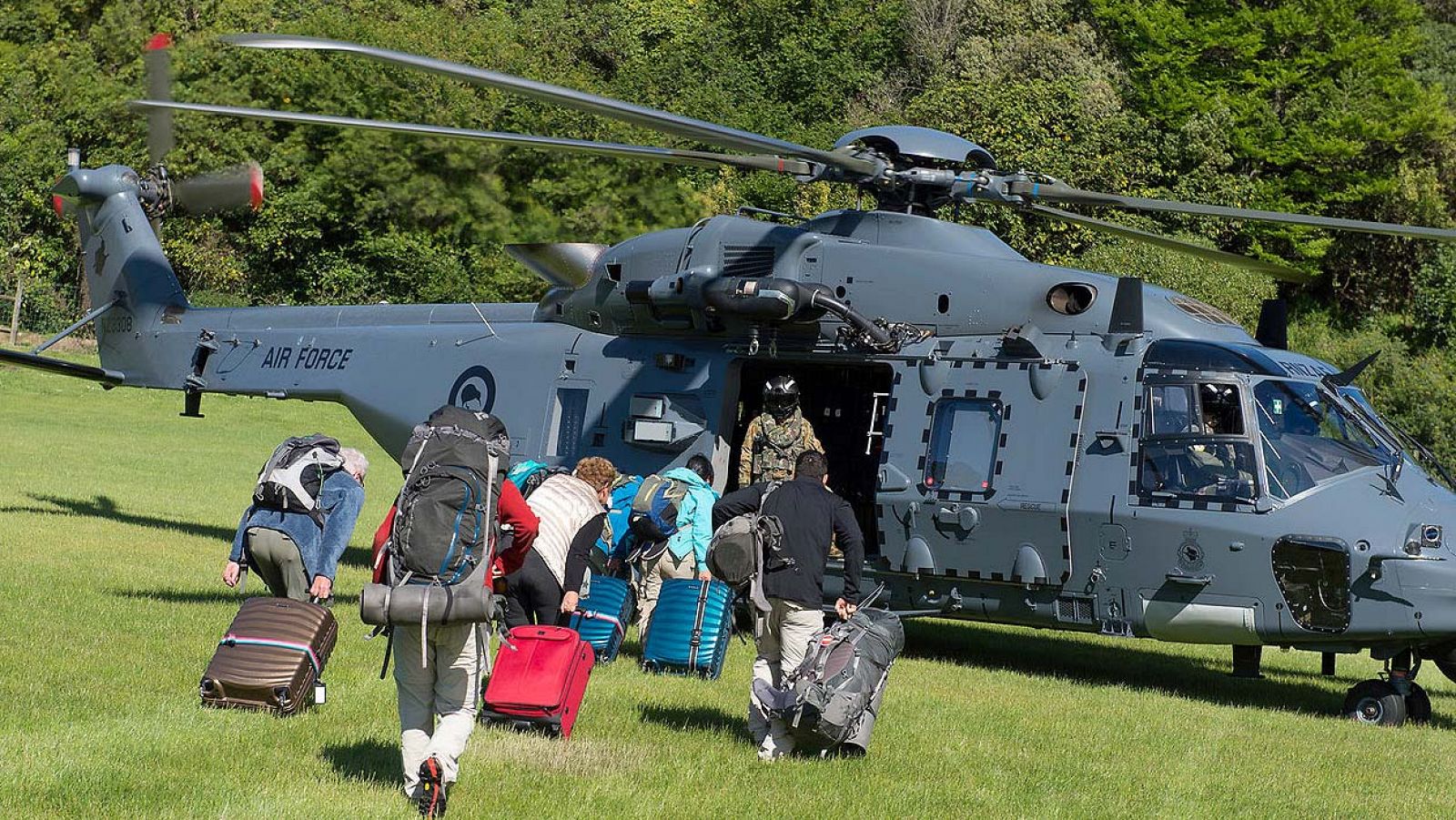 Un helicóptero de la Fuerza Aérea Neozelandesa evacúa a varias personas de Kaikoura, la localidad más afectada por el terremoto. Foto: sargento Sam Shepherd/Cortesía de las Fuerzas Armadas de Nueva Zelanda/vía Reuters