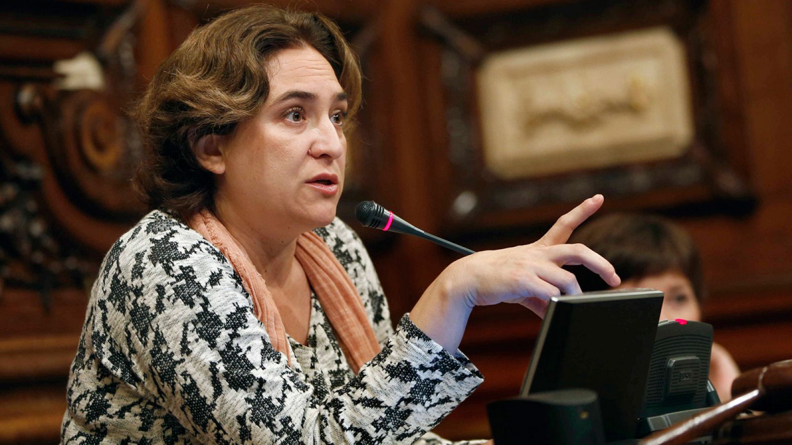 La alcaldesa del Barcelona, Ada Colau, en un pleno del Ayuntamiento