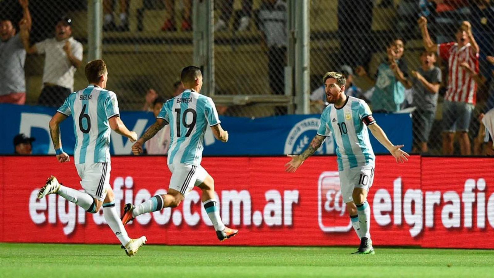 Messi celebra su tanto junto a sus compañeros de selección