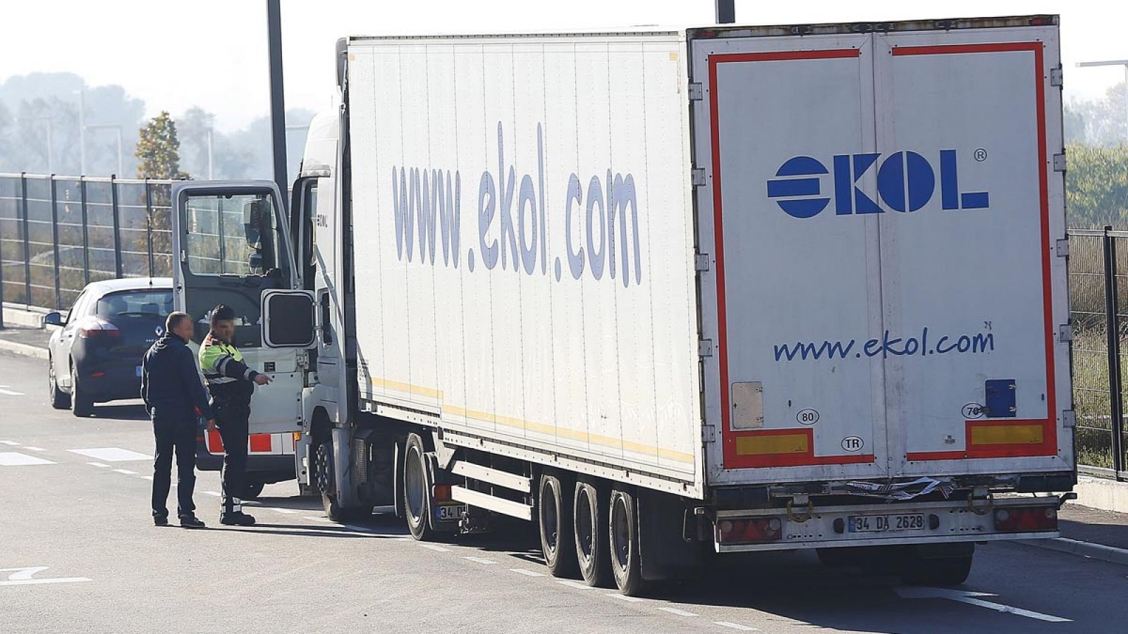 Aparecen diez personas entre la carga de un camión que llegó a Barcelona desde Turquía