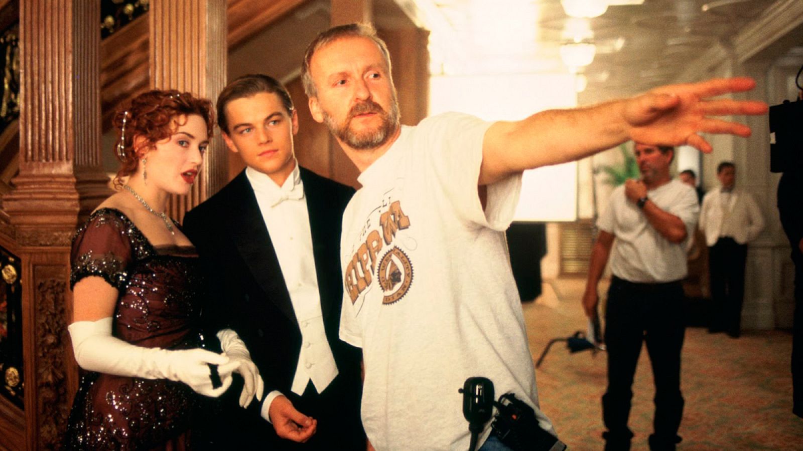 James Cameron dirige a Kate Winslet y Leonardo DiCaprio en 'Titanic'
