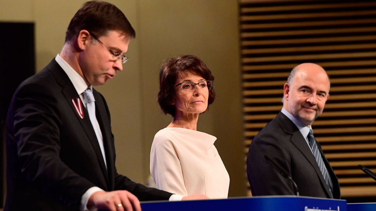 El vicepresidente de la Comisión Europea para el Euro, Valdis Dombrovskis; la comisaria europea de Empleo, Marianne Thyssen; y el comisario europeo de Asuntos Económicos, Pierre Moscovici