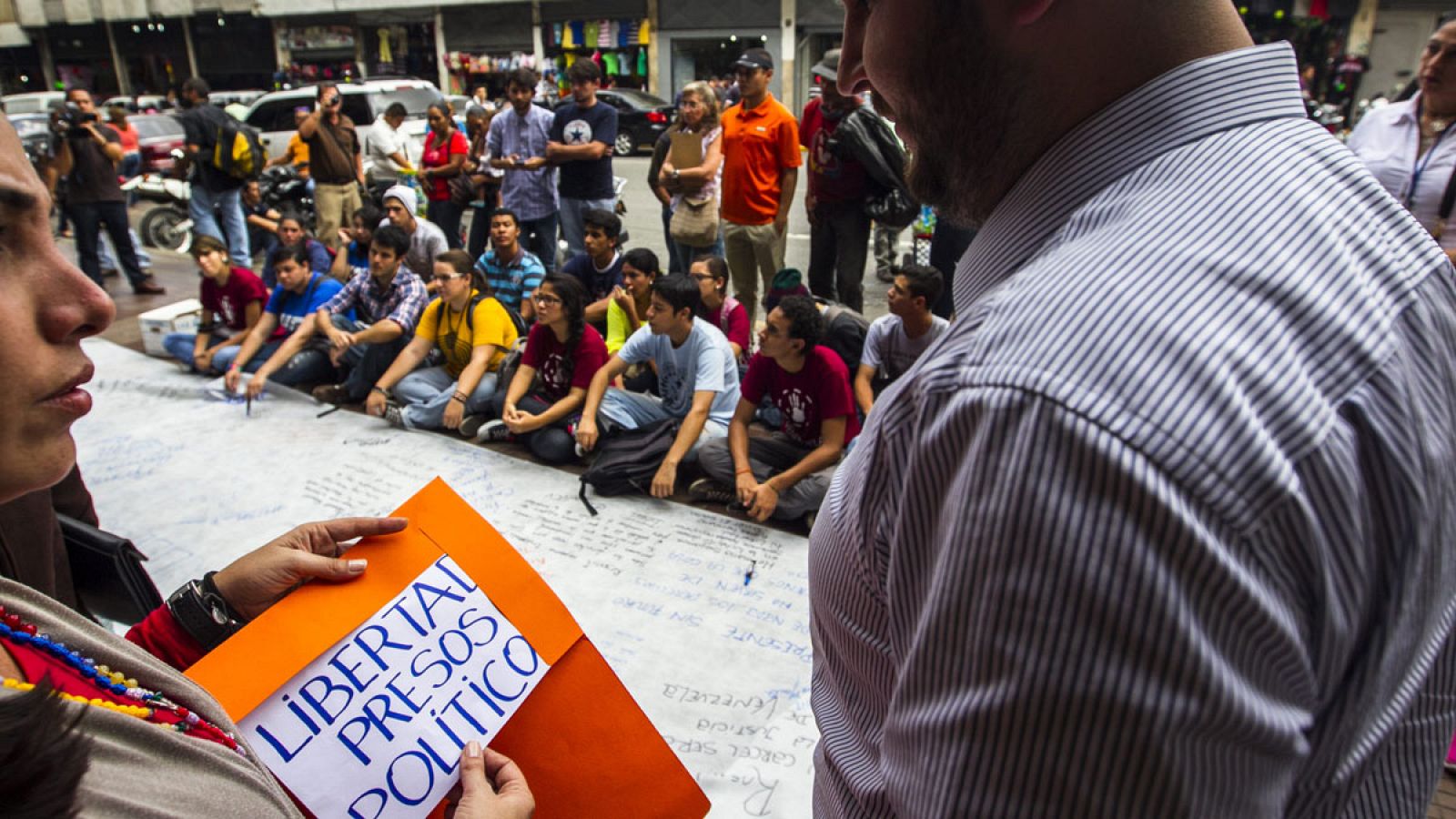 Imagen de octubre de 2014 en la que se ve a un grupo de estudiantes opositores al Gobierno concentrándose a las puertas del Palacio de Justicia para pedir la liberación del líder estudiantil detenido Rosmit Mantilla.