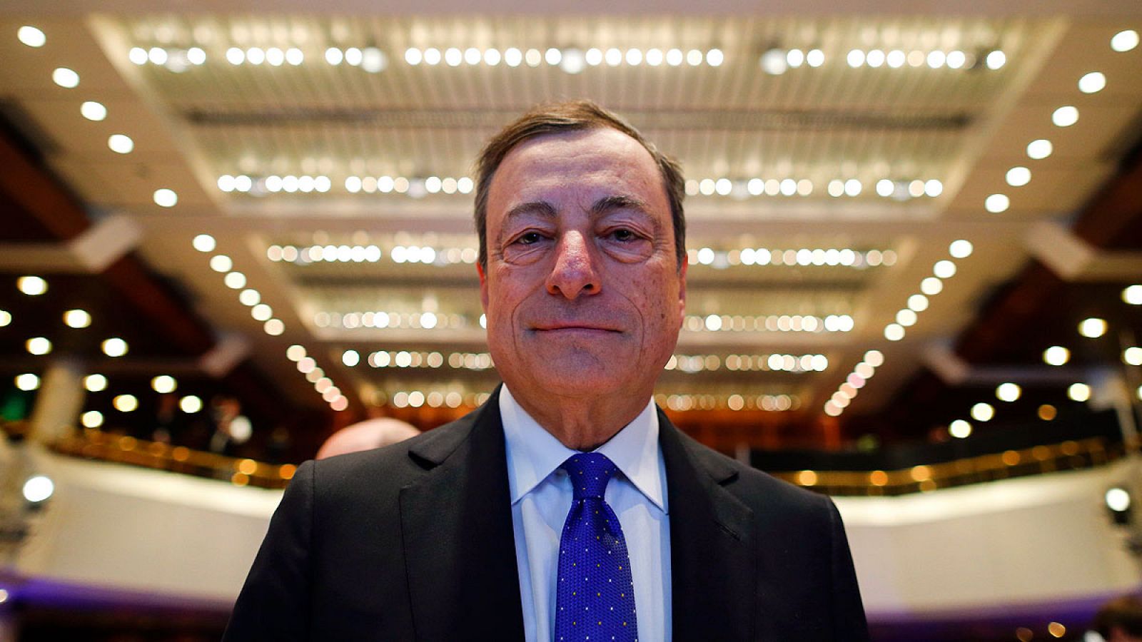 Draghi mantiene que la recuperación de la zona euro depende de la política expansiva